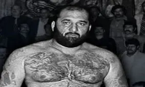 سفر در زمان؛ قابی کمتر دیده‌شده از کباده‌کشی «شعبان جعفری» در یک مراسم؛ سال 49 