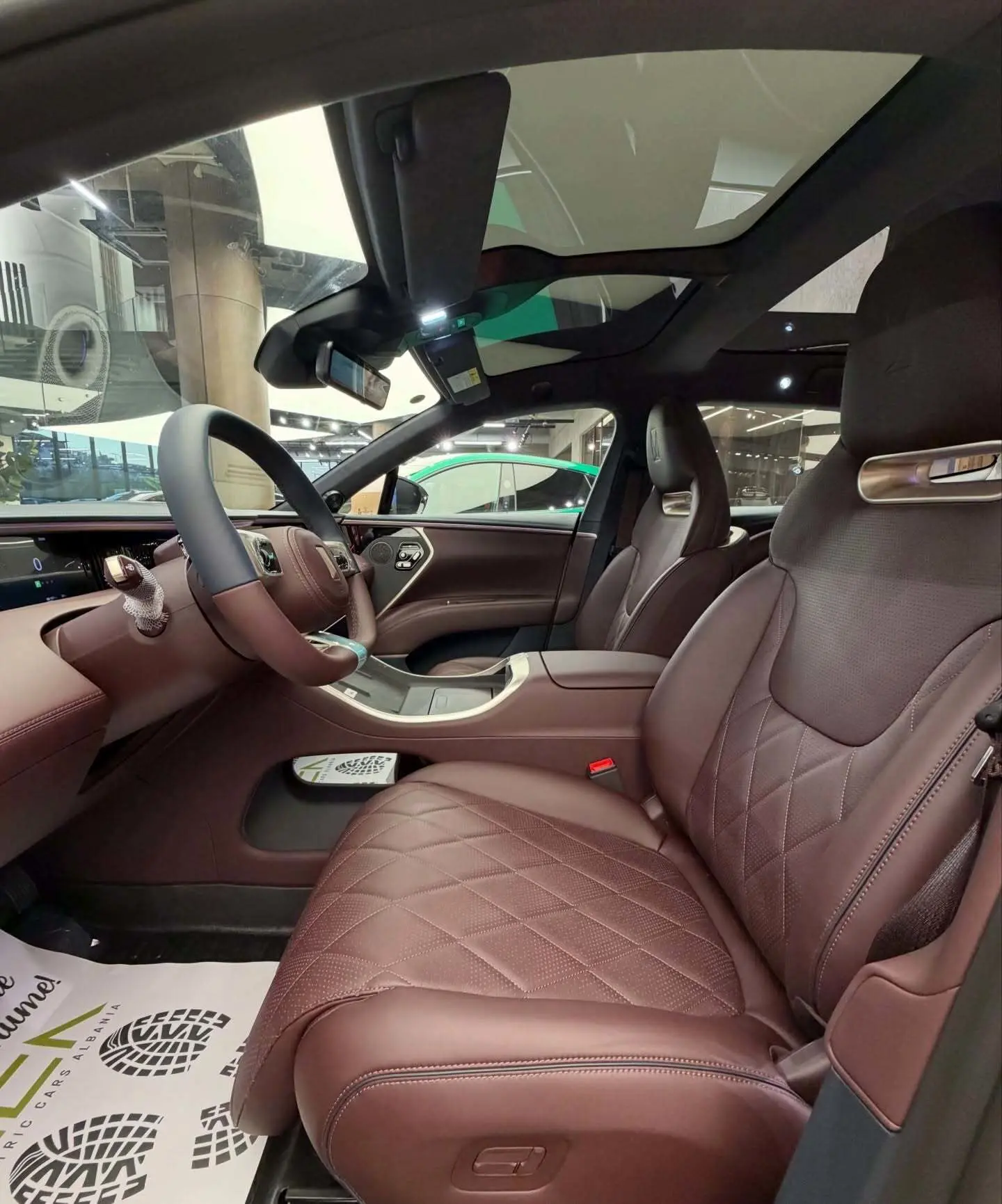 نمای ظاهری خودروی شاسی‌بلند الکتریکی آواتار ۱۱ الترا (AVATR 11 Ultra) به رنگ مشکی با رینگ‌های ۲۱ اینچی و باله عقب فعال.