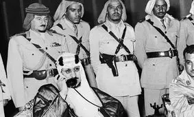 سفر در زمان؛ «دومین پادشاه عربستان و مهمانان در حال خوردن 3 بره کامل»؛ سال 1334