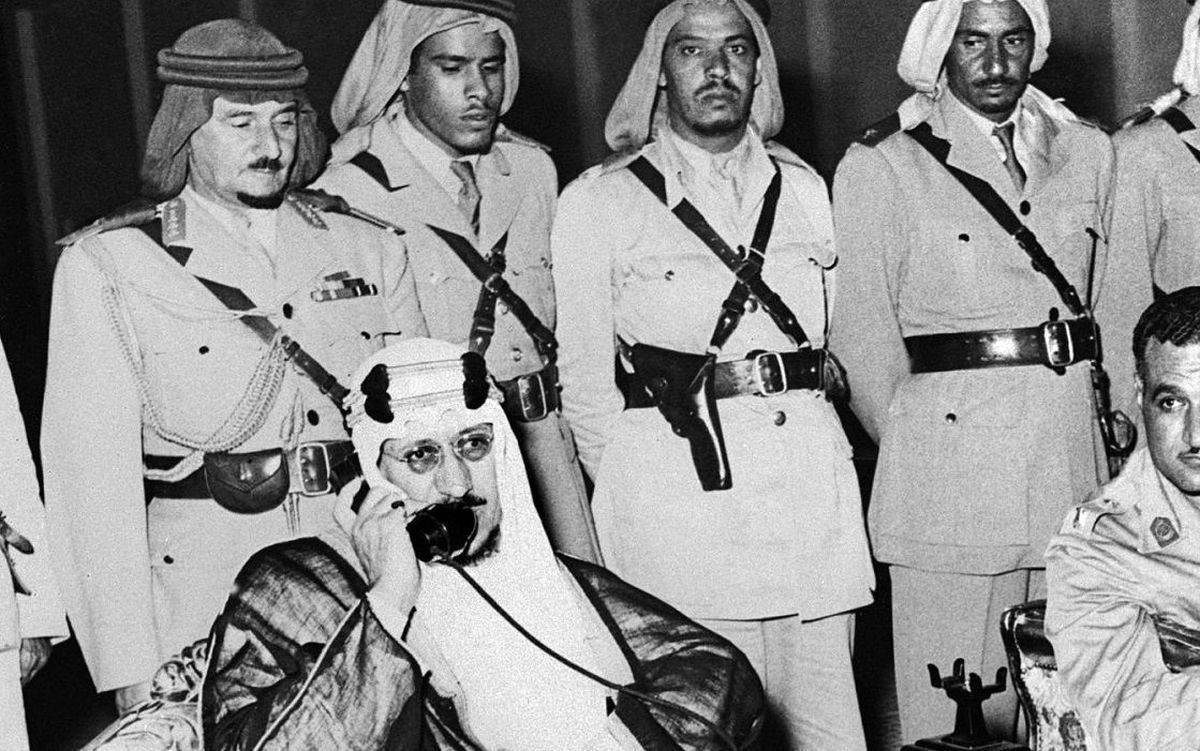 سفر در زمان؛ «دومین پادشاه عربستان و مهمانان در حال خوردن 3 بره کامل»؛ سال 1334