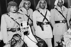 سفر در زمان؛ «دومین پادشاه عربستان و مهمانان در حال خوردن 3 بره کامل»؛ سال 1334