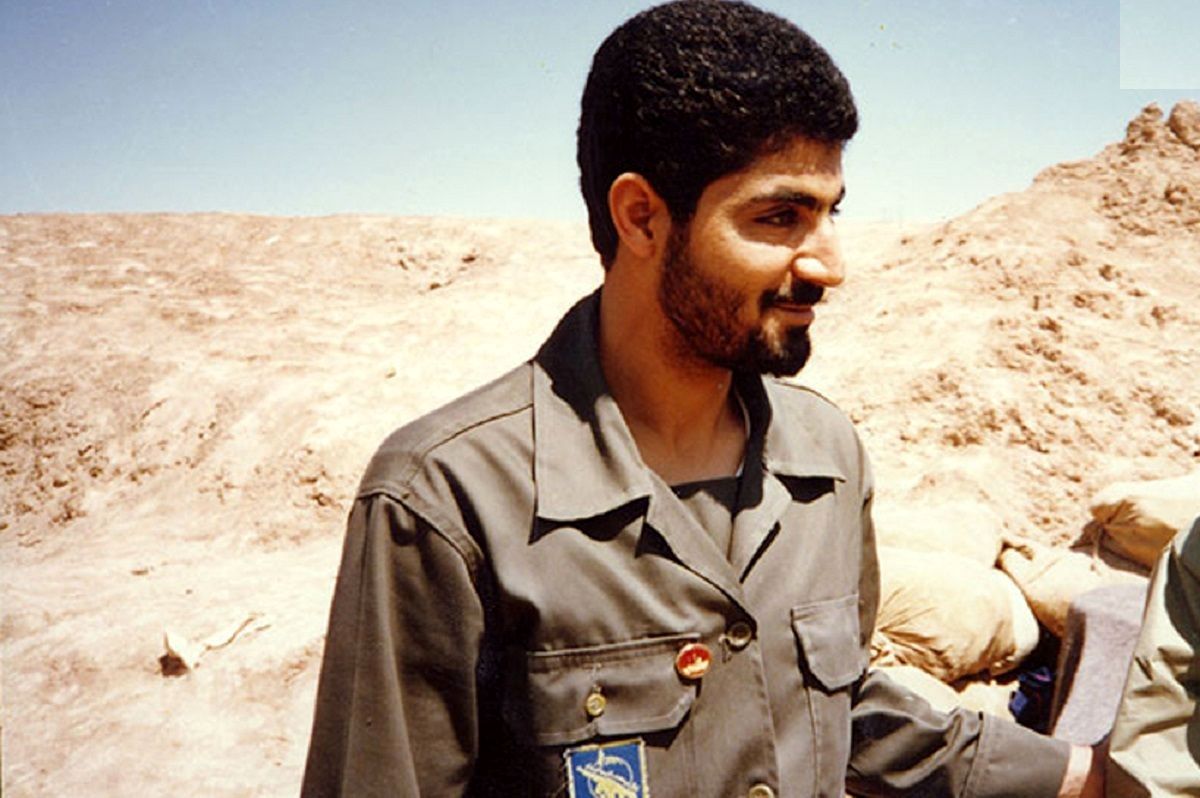 سفر در زمان؛ «سردار سلیمانی و سرلشکر باقری» در یک باغ؛ دهه 60/ عکس