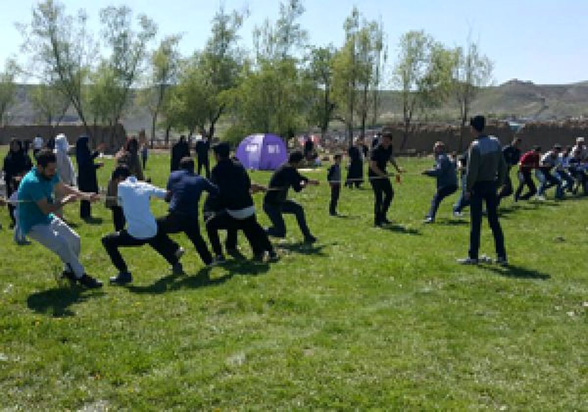 مسابقات طناب کشی در روستای دیمه