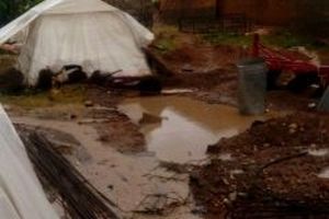بارش باران شدید و نفوذ آب به چادر زلزله زدگان ثلاث باباجانی