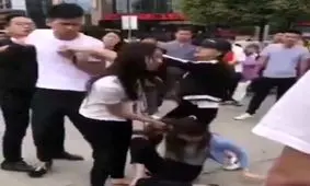 لحظه به دام افتادن رقیب عشقی در خیابان + فیلم