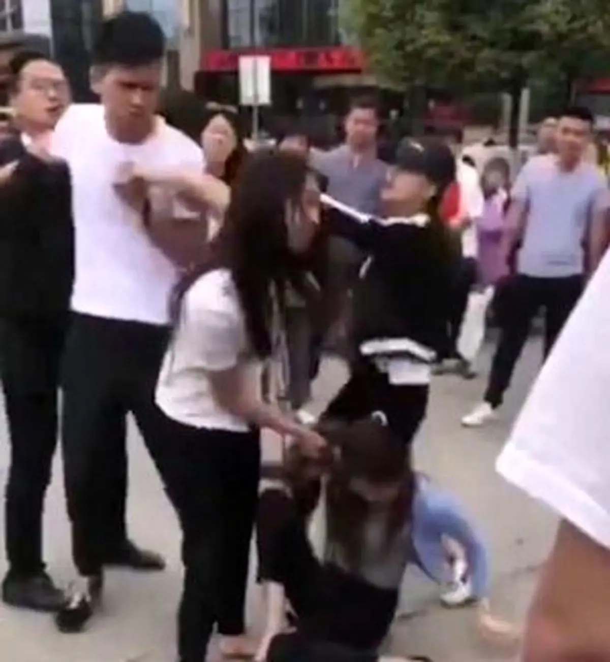 لحظه به دام افتادن رقیب عشقی در خیابان + فیلم