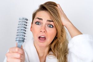 ۵ بیماری که باعث ریزش موها می‌شود