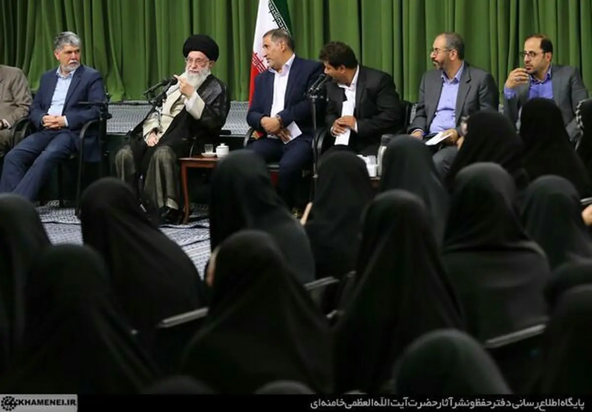 شعرخوانی طنز عباس احمدی در دیدار اخیر شاعران با رهبرانقلاب