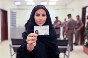 صدور اولین گواهینامه رانندگی برای زنان عربستان +عکس