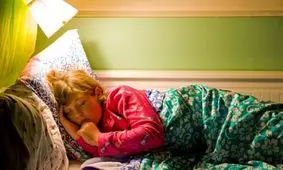 خوابیدن در اتاق روشن و بیماری که به دنبال آن می آید