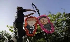 چماق به دستان در سنگاپور دق دلی خود را روی آدمک ترامپ خالی کردند!