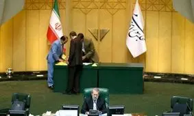 واکنش رییس مجلس به پهن کردن طومار در مجلس