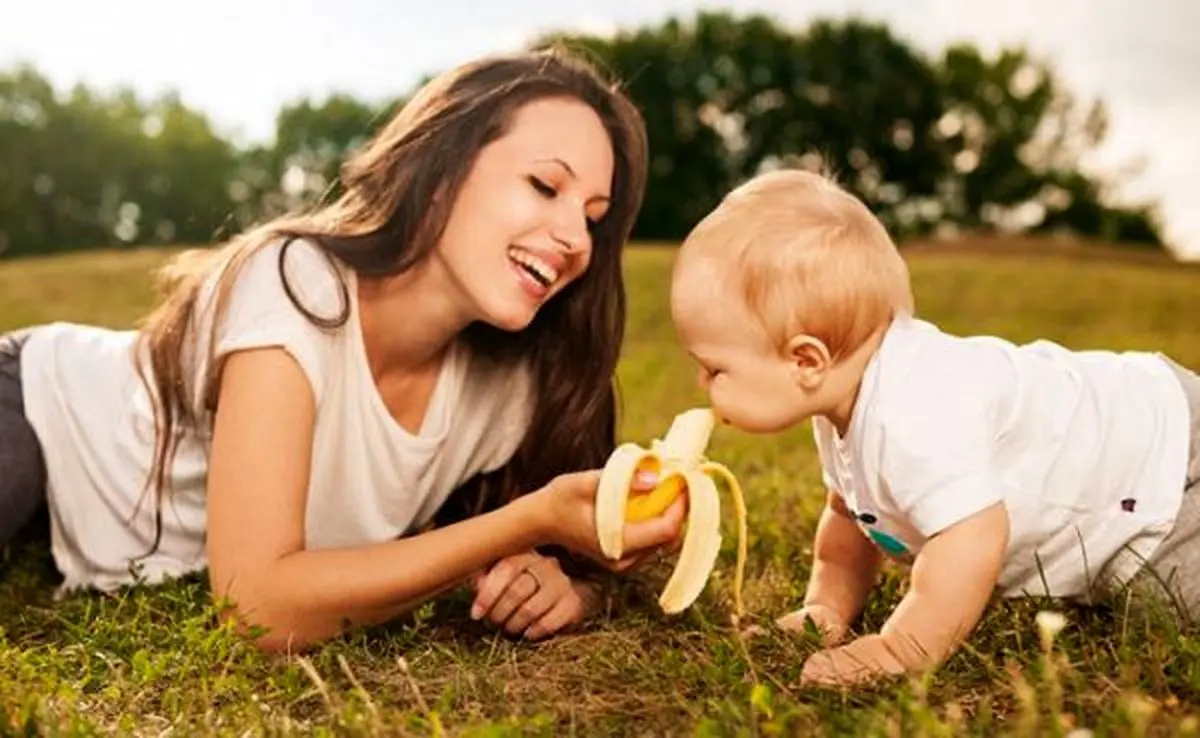 تغذیه نوزاد با موز را چه زمانی شروع کنیم؟