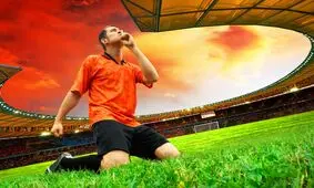 فیلم /خواستگاری آقای گل هنگام بازی فوتبال از دختر تماشاچی