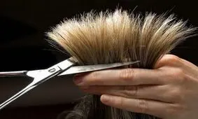 اشتباهاتی که باعث موخوره موهایتان می‌شوند