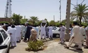 تجمع شماری از مردم ایرانشهر در مقابل فرمانداری