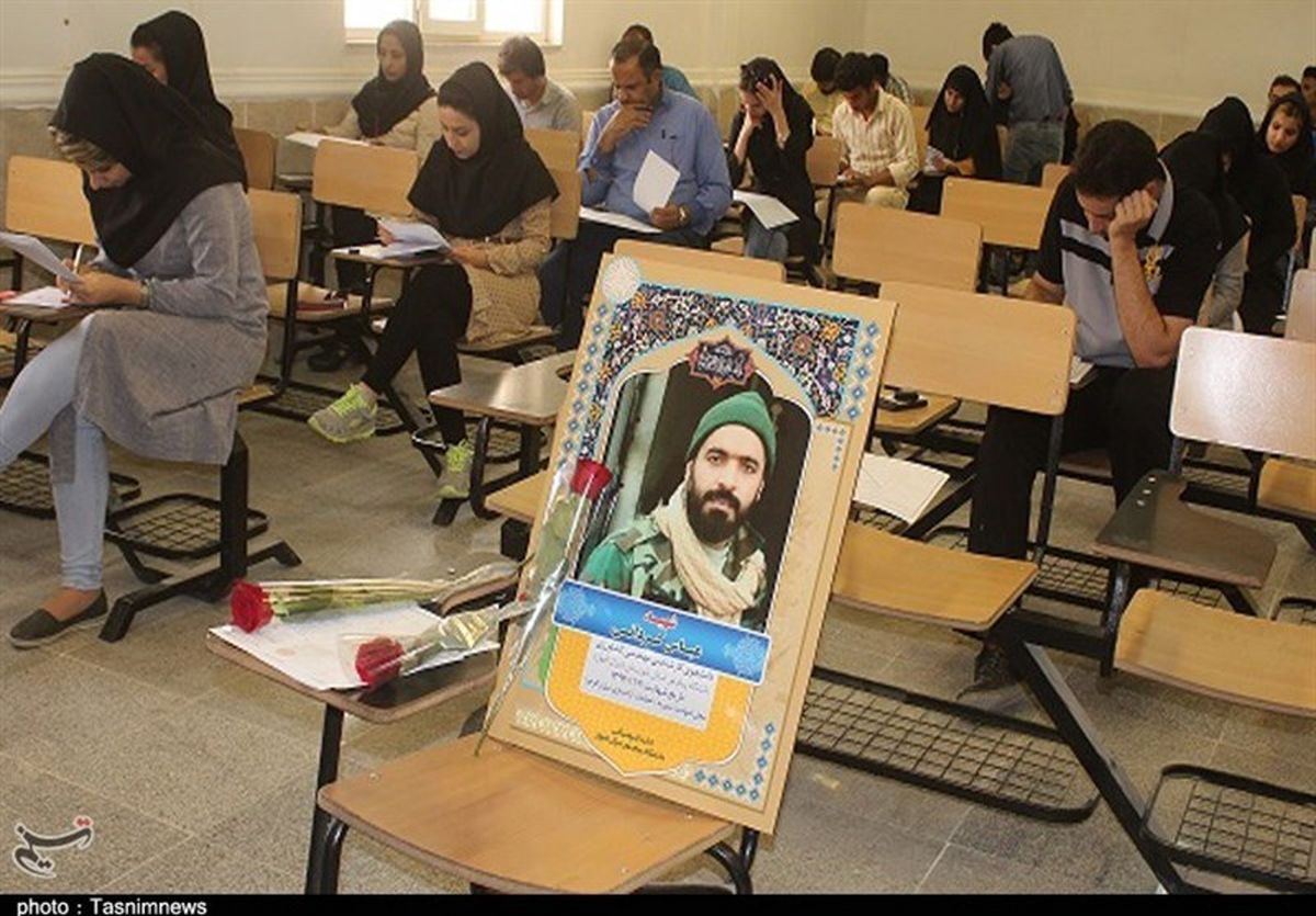 تصویر شهدای دانشجوی مدافع حرم در جلسه امتحان