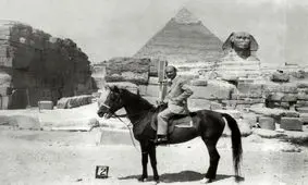 عکس زیر خاکی دکتر شریعتی کنار اهرام ثلاثه مصر