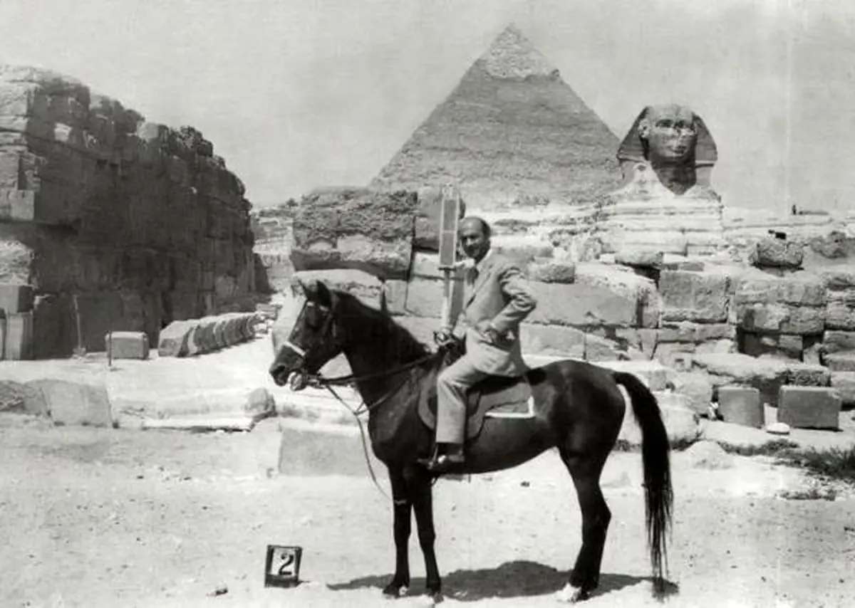 عکس زیر خاکی دکتر شریعتی کنار اهرام ثلاثه مصر