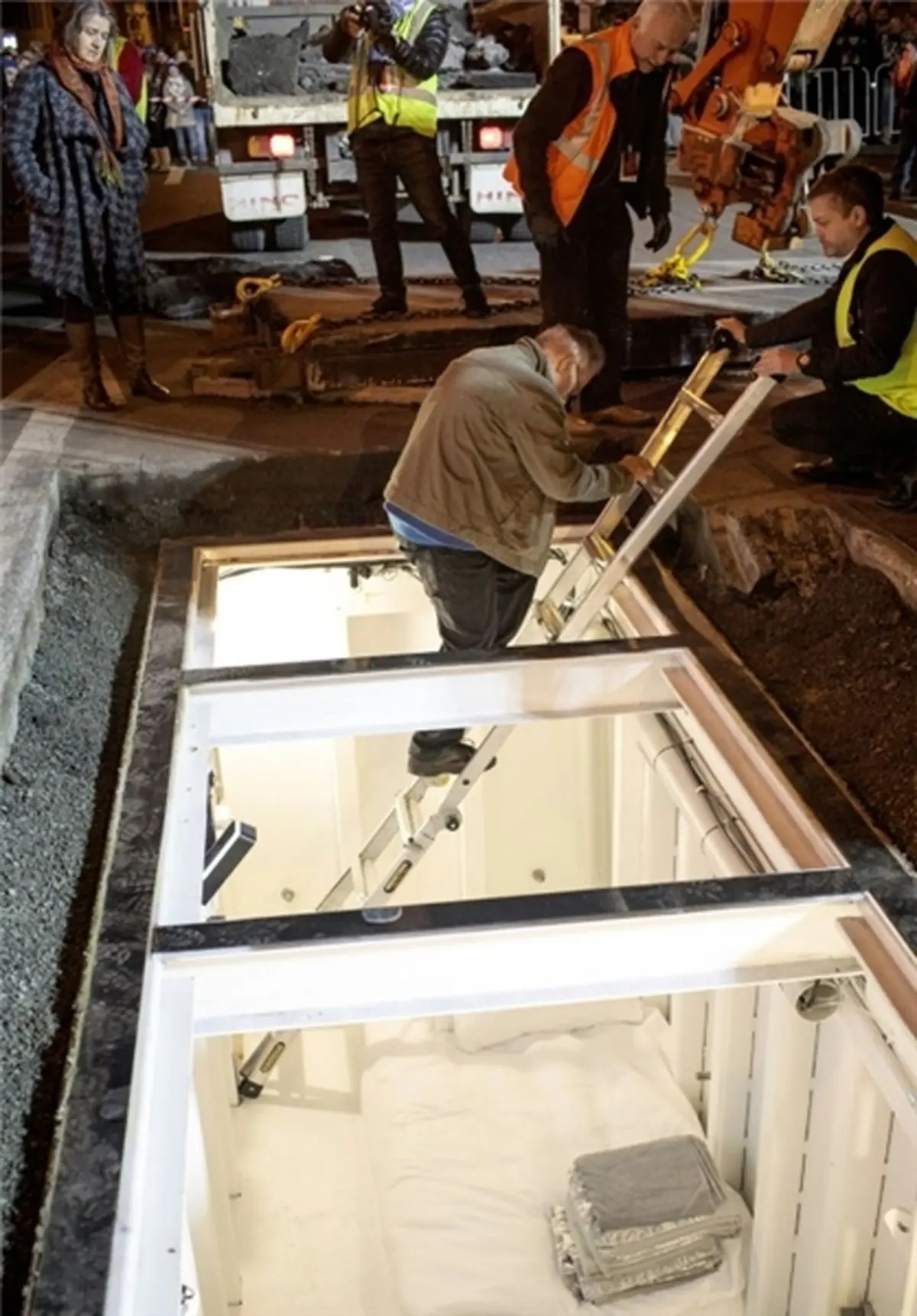  هنرمند 73 ساله 3 روز خودش را زیر خاک دفن کرد