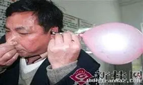 مردی كه با گوش های خود بادكنك باد می كند
