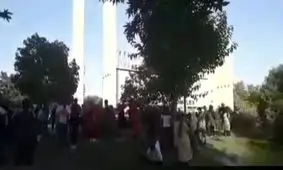 سردرگمی خانواده‌ها در مقابل در ورودی مجموعه آزادی برای تماشای بازی ایران - اسپانیا