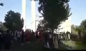 سردرگمی خانواده‌ها در مقابل در ورودی مجموعه آزادی برای تماشای بازی ایران - اسپانیا