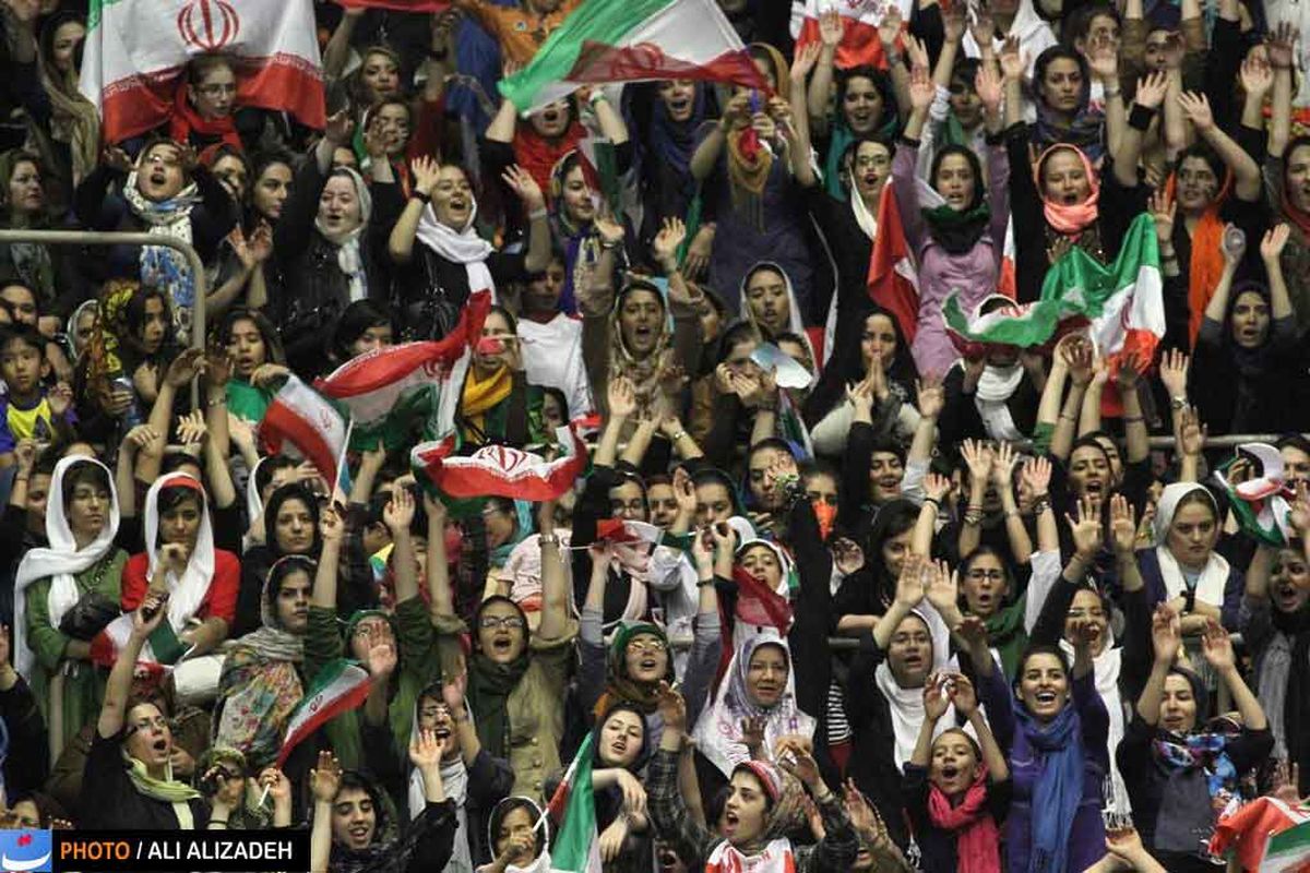 عکسی نادر از حضور زنان در استادیوم