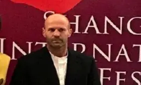 تیپ کت و شلواری ستاره هالیوود با دمپایی!