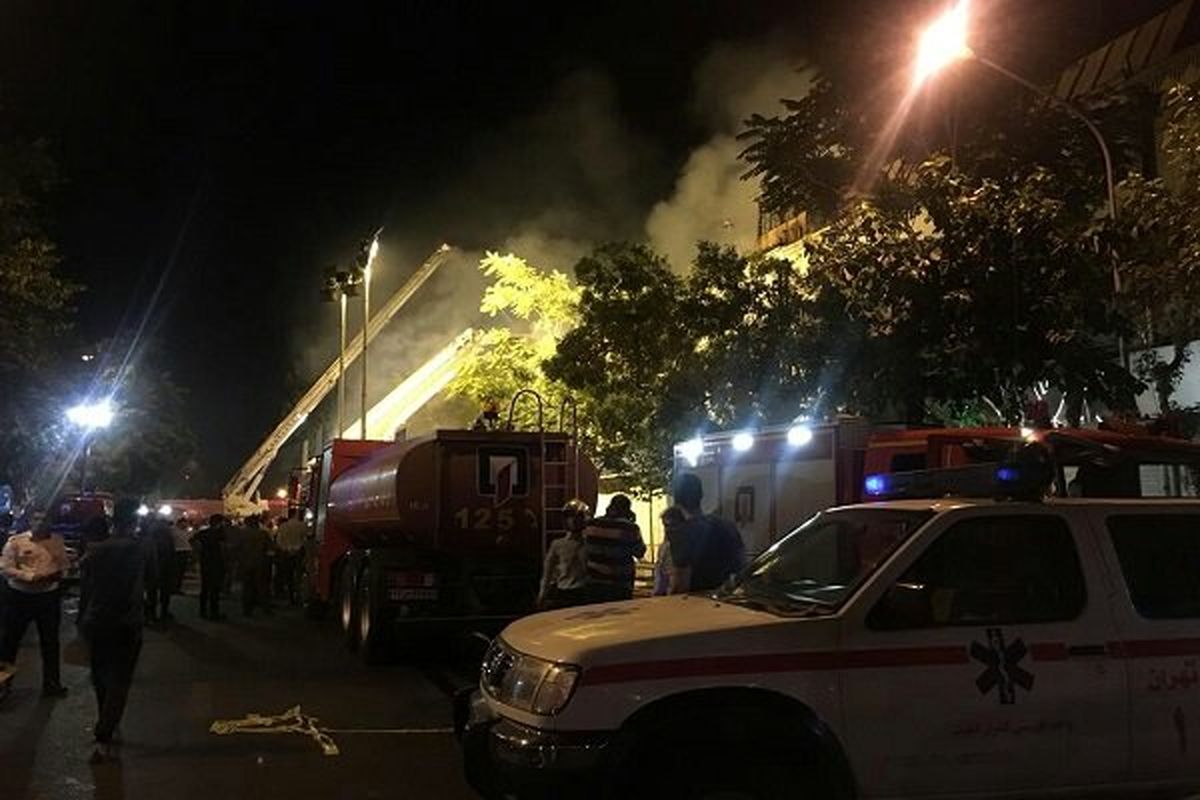 مصدومیت ۲ آتش نشان در آتش سوزی پاساژ تهران/ نجات ۳۵ مسافر هتل
