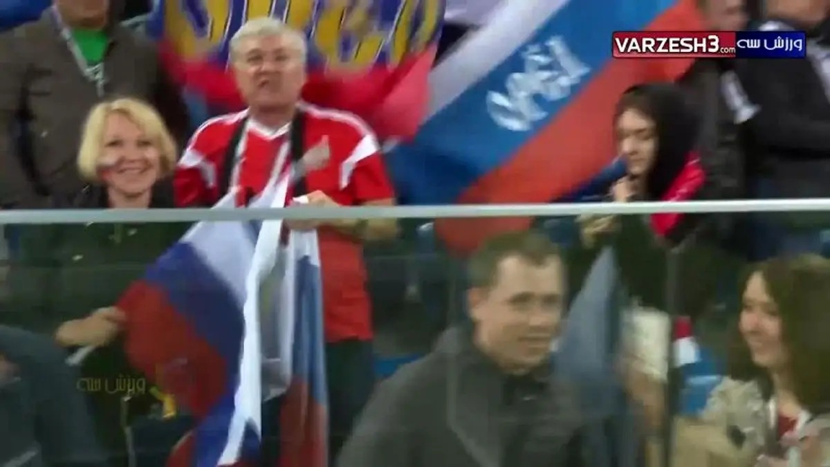 صعود روسیه و واکنش هواداران در پایان بازی (روسیه-مصر)