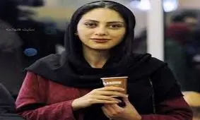 «مونا فرجاد» در یک سفر خارجی