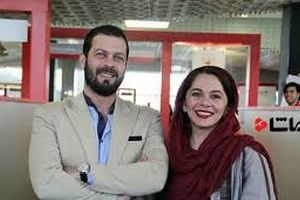 پژمان بازغی و همسرش در حال تشویق تیم ملی