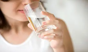 با این 10 روش، آبی که مینوشید را شگفت انگیـــــز کنید