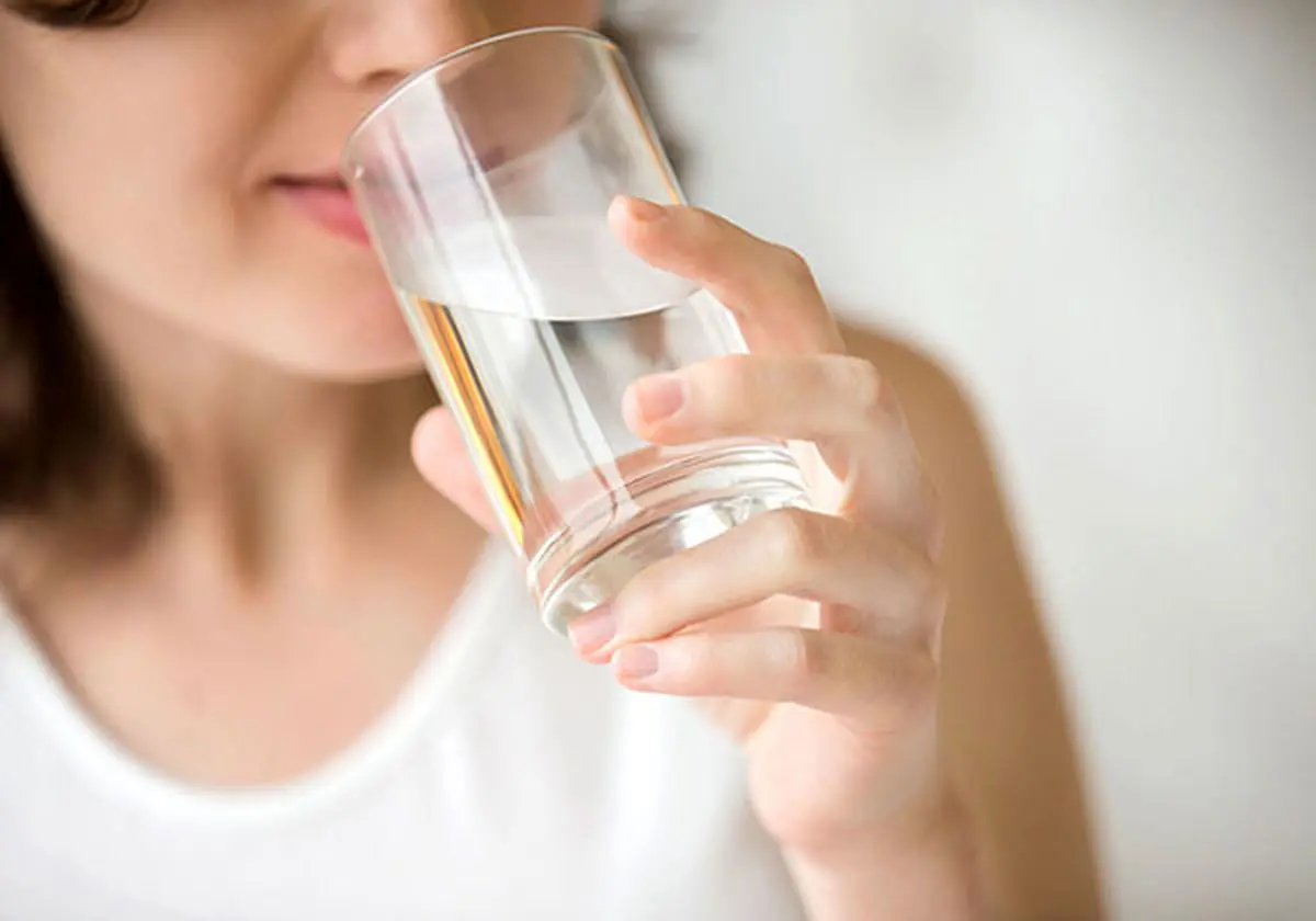 با این 10 روش، آبی که مینوشید را شگفت انگیـــــز کنید