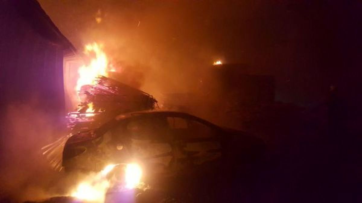آتش سوزی گسترده ۳ سوله تولید مبل در بزرگراه آزادگان + عکس و فیلم