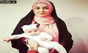 «آزاده نامداری« و دختـرش در یک مرکز خرید