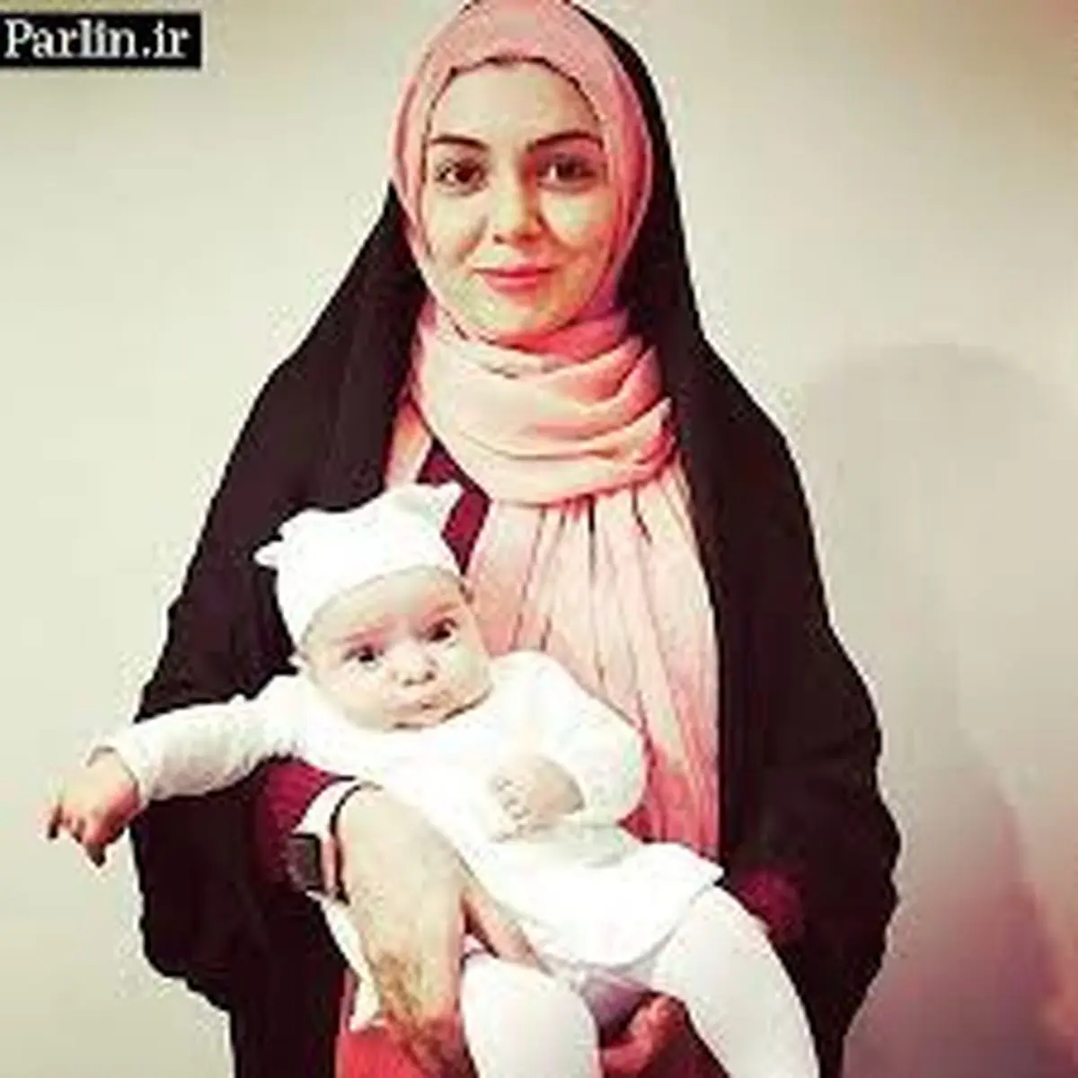 «آزاده نامداری« و دختـرش در یک مرکز خرید