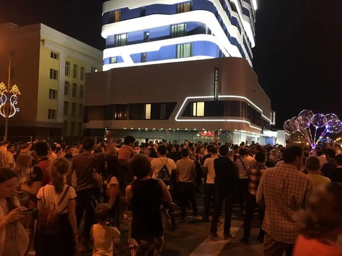 تجمع هواداران ایرانی مقابل هتل تیم ملی/ پاسخ ملی‌پوشان به ابراز احساسات هواداران