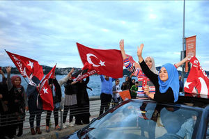 مردم ترکیه در پی اعلام پیروزی اردوغان به خیابان ها ریختند