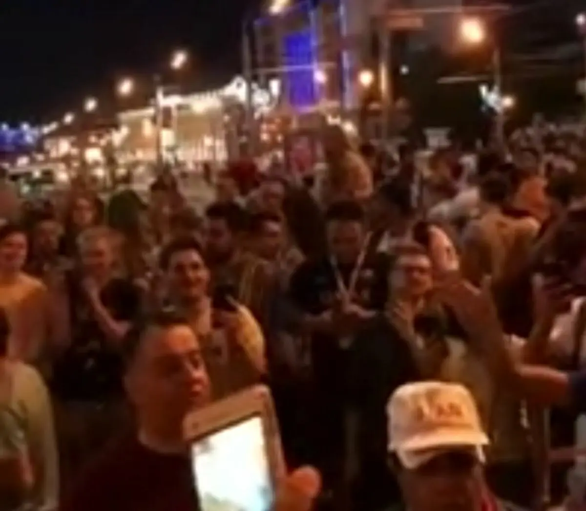 تجمع شبانه ایرانی‌ها مقابل هتل پرتغال!