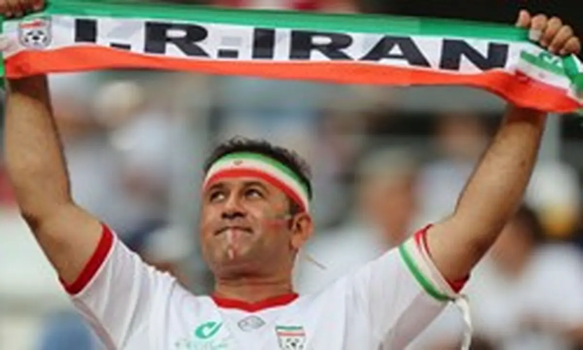 خبرنگاران پشت درهای بسته برای شرکت در مراسم استقبال از تیم ملی