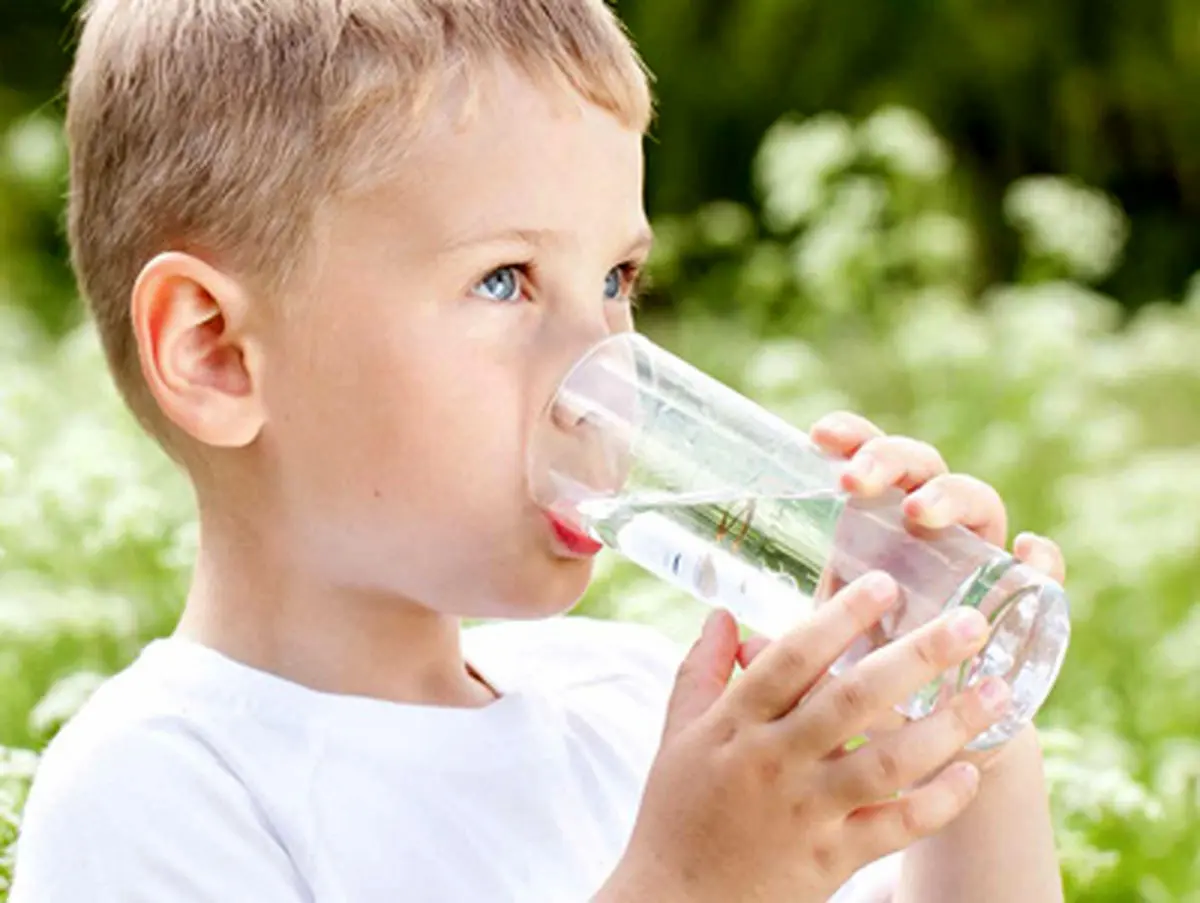 چرا نباید ایستاده آب خورد؟