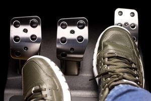 چرا نباید کلاچ و ترمز را هم زمان بگیریم؟