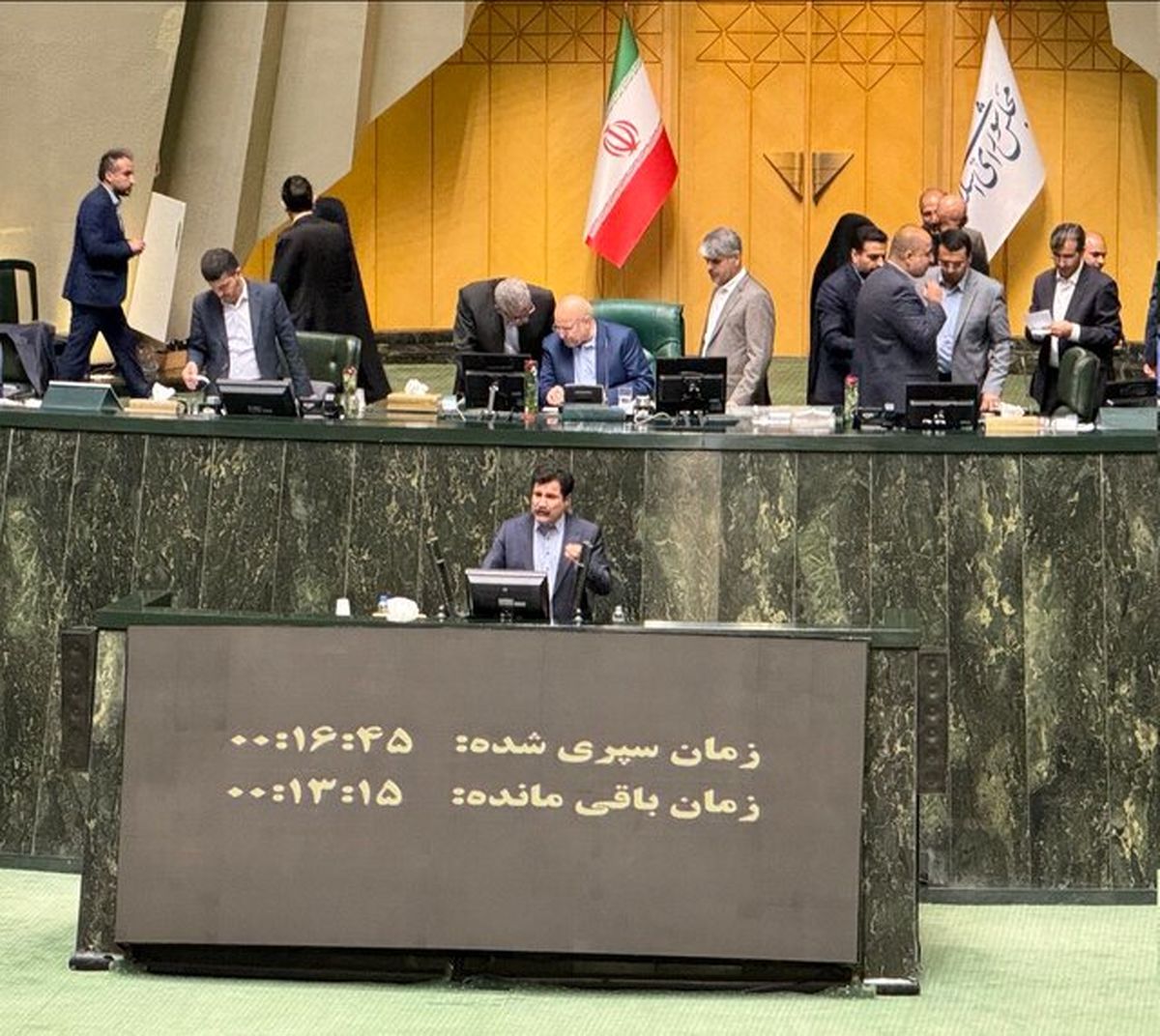 مجلس با استعفای حسینزاده مخالفت کرد/ او یک نماینده اهل سنت است که پزشکیان برای معاونت خود منصوب کرده بود