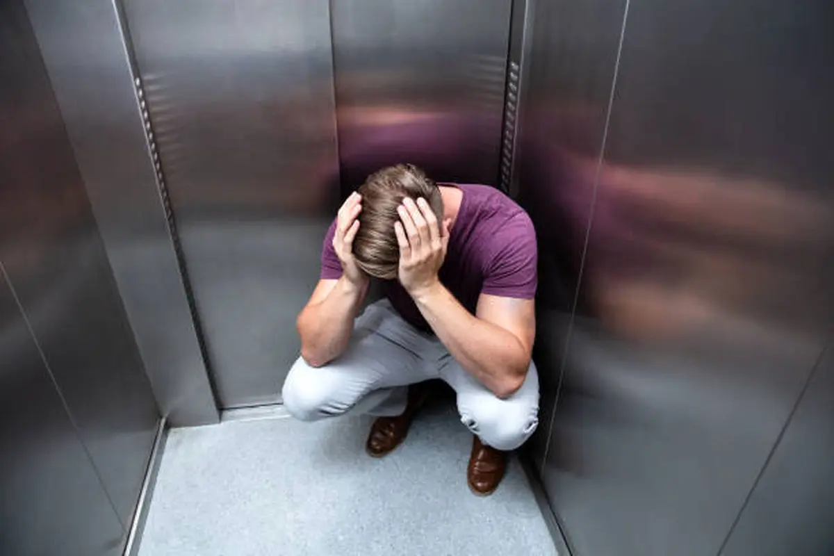 اگر در آسانسور بودید و ناگهان برق رفت و آنتن هم نداشتید، چه کار کنید؟/ ویدئو