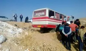 تصادف کامیون و مینی بوس در اتوبان تهران- ساوه/۱۰ نفر مصدوم شدند