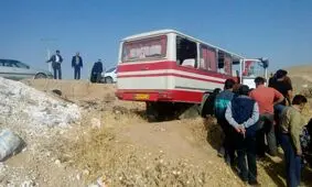 تصادف کامیون و مینی بوس در اتوبان تهران- ساوه/۱۰ نفر مصدوم شدند