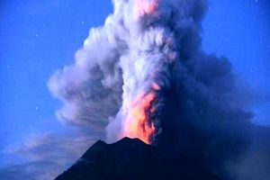 آتشفشان آگونگ در بالی اندونزی فوران کرد / لغو ۴۸ پرواز بین‌المللی / سرگردانی ۸ هزار گردشگر خارجی در فرودگاه