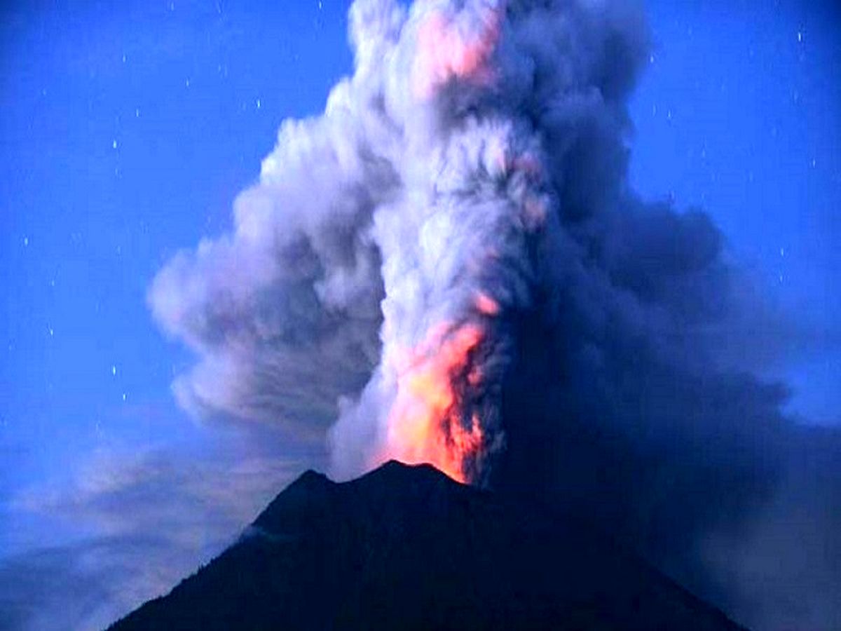 آتشفشان آگونگ در بالی اندونزی فوران کرد / لغو ۴۸ پرواز بین‌المللی / سرگردانی ۸ هزار گردشگر خارجی در فرودگاه